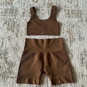 Set active shorts in size small